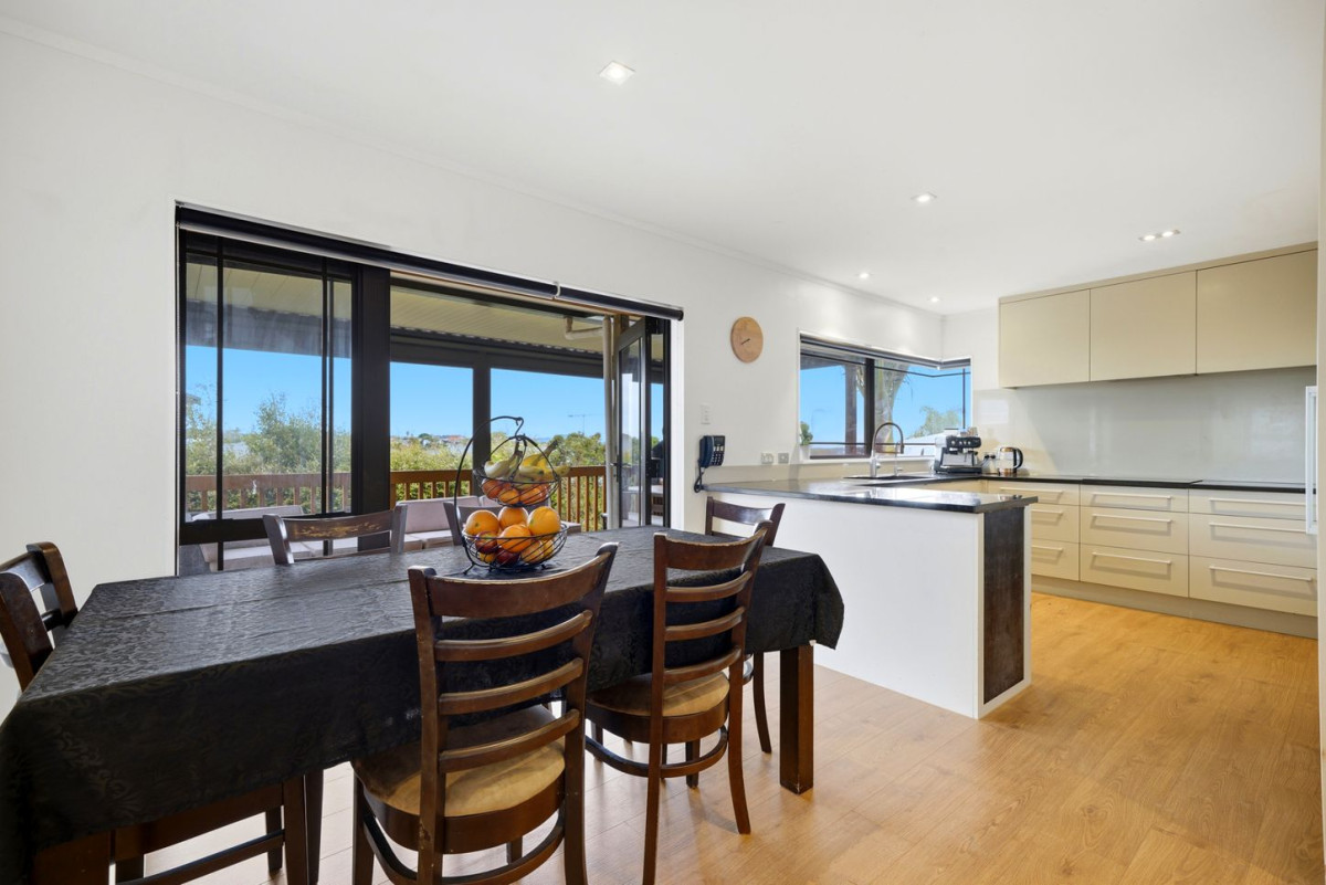Westlake school zone, Brick and tile 4 beds + study room 2 baths house with double garage, 2/121 Forrest Hill Road, Forrest Hill, Auckland