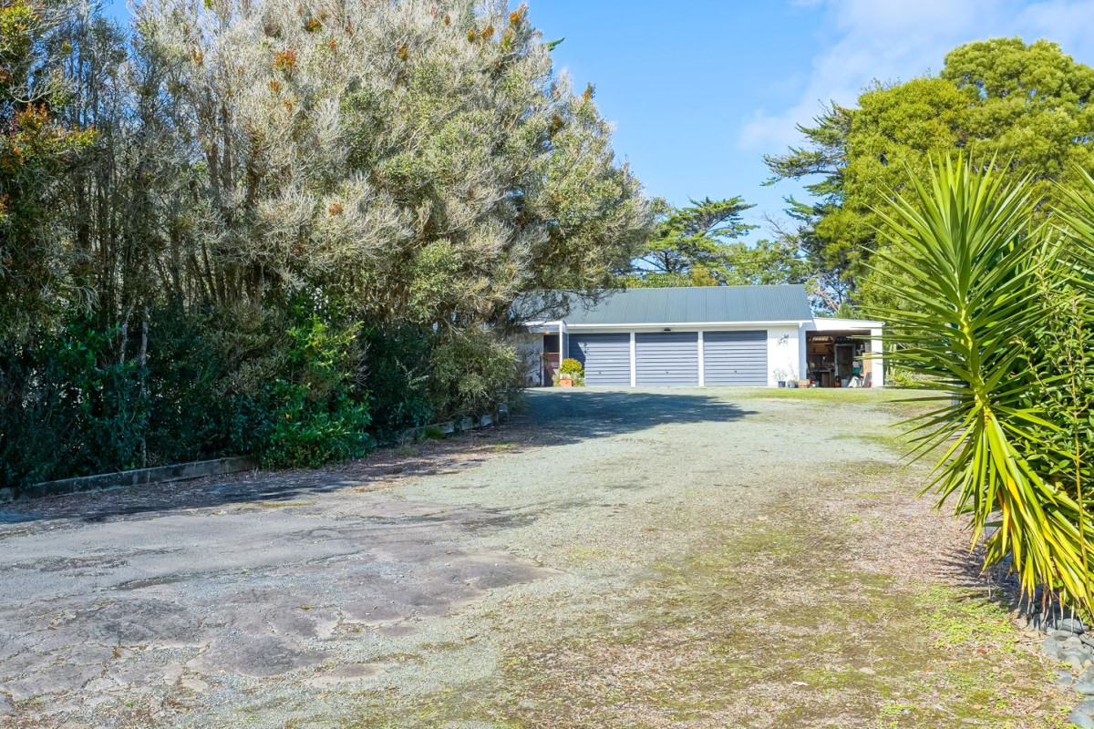 6824m2 Lifestyle section, 3 beds 1 bath house with 4 garage, 116 Chamberlain Road, Massey, Auckland