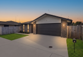 Owner cashing out, 472m2 section, Brick and tile 4 beds 2 baths house with double garage, 25 Dumas Place, Papakura, Auckland