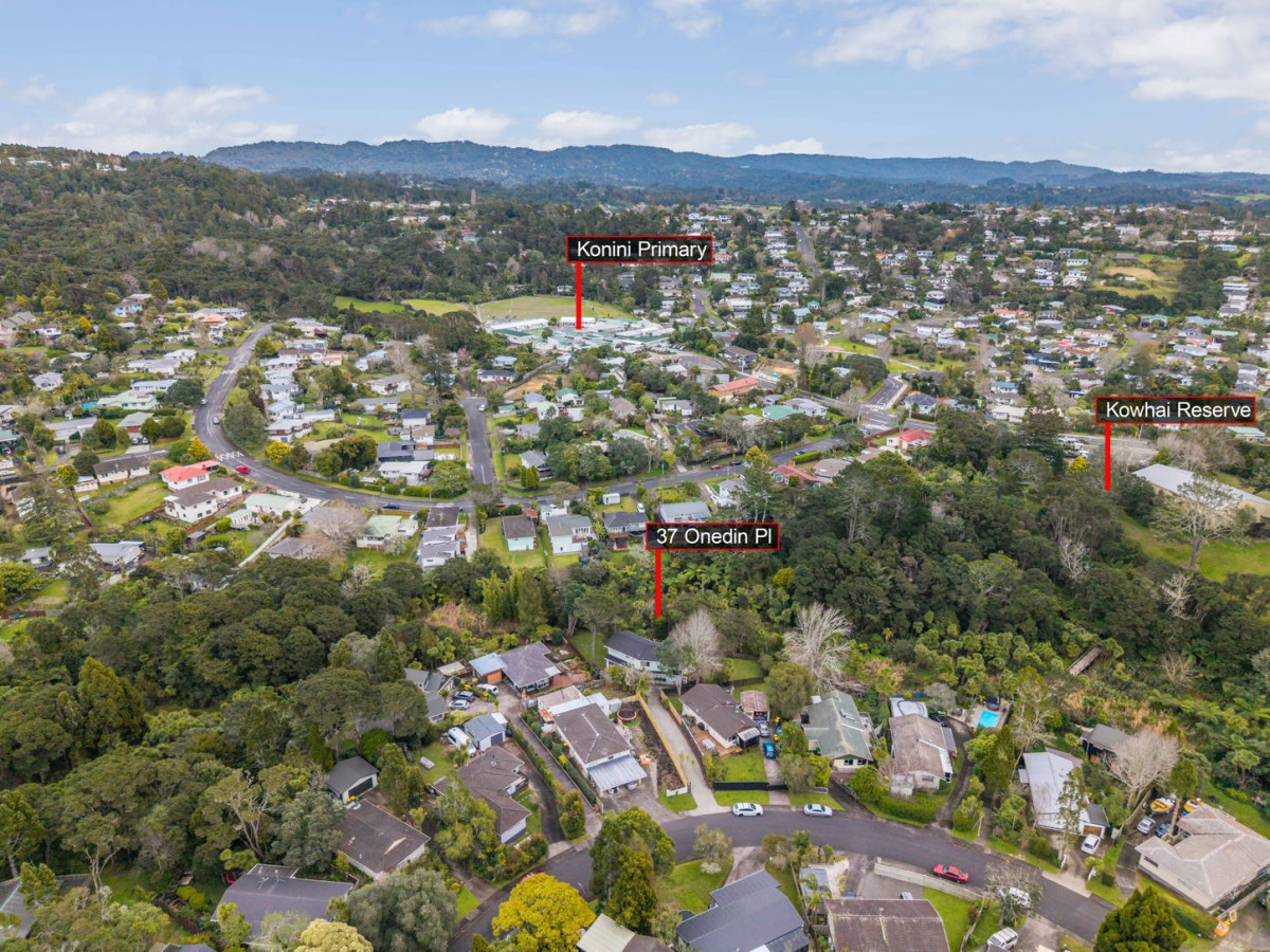 958m2 section, 4 beds + study 2 baths house with double garage, 37 Onedin Place, Titirangi, Auckland
