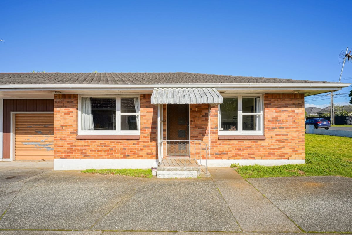Brick and tile 3 beds 1 bath home with garage, 1/93 Symonds Street, Royal Oak, Auckland