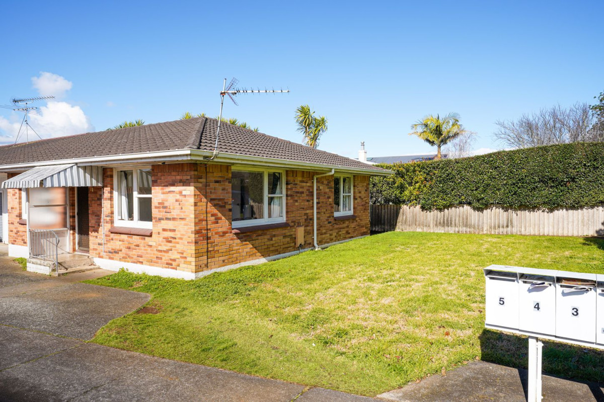 Brick and tile 3 beds 1 bath home with garage, 1/93 Symonds Street, Royal Oak, Auckland