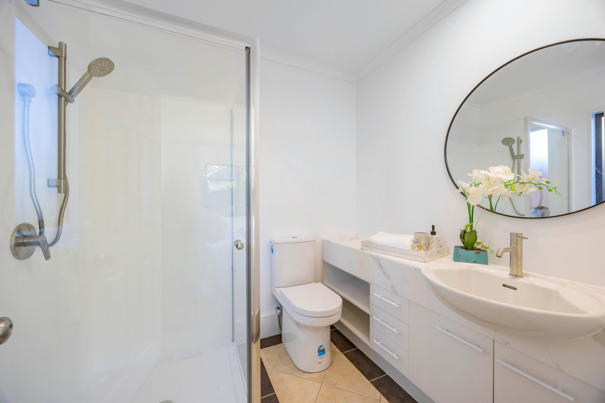 609m2 section, Home and income, Botany Downs Secondary College zone, 6 beds 3 baths house with double garage and 2 beds granny, Originally built by Spaceline Homes (Fletcher Homes), 373 Chapel Road, East Tamaki, Auckland