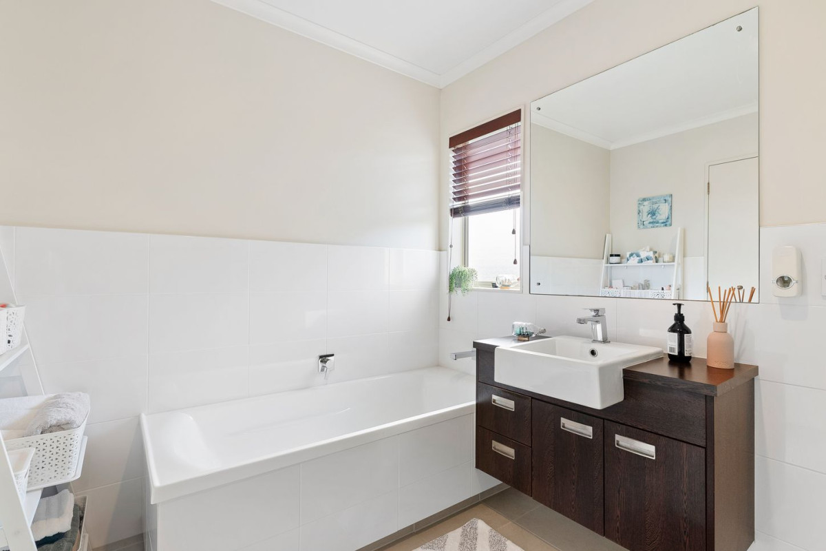 Kingsley-Built Family Haven in Mission Heights, Offered by its first owner since new, 4 beds 2.5 baths house with double garage, 11 Amaretto Avenue, Flat Bush, Auckland
