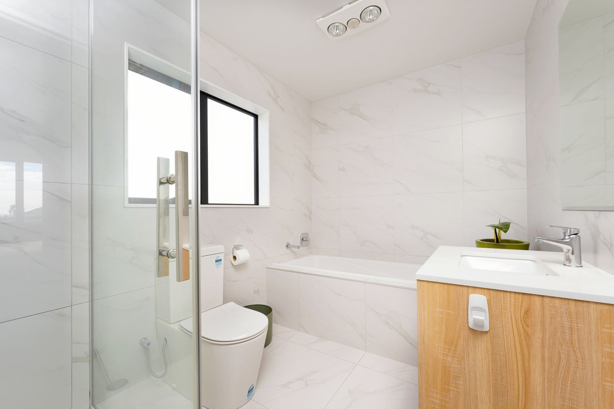 Standalone 3 beds 2.5 baths home with garage, 14E Kelwyn Road, Kelston, Auckland