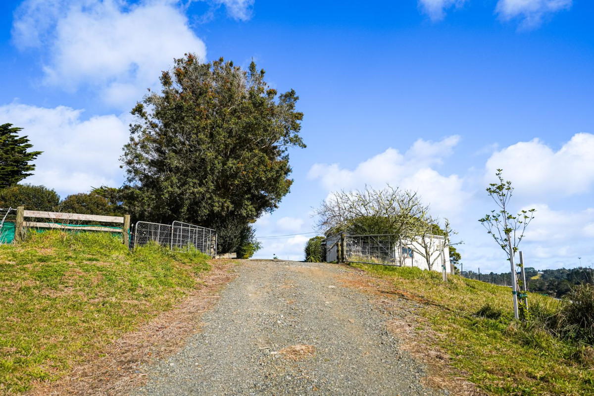 6824m2 Lifestyle section, 3 beds 1 bath house with 4 garage, 116 Chamberlain Road, Massey, Auckland