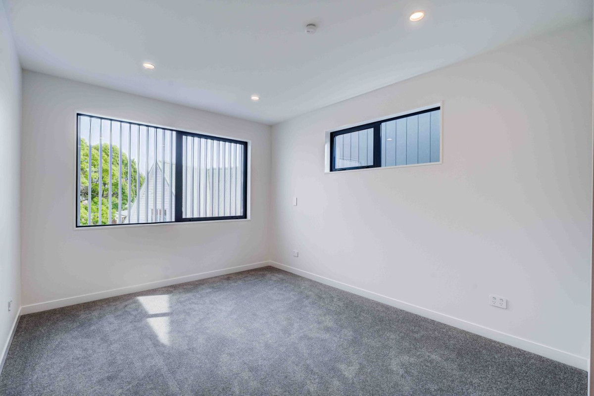 Must Sell, All Offers Considered, Double Westlake High School Zone, 174m2 4 beds + multi-purpose room 3 baths home with garage, 5/7 Alma Road, Milford, Auckland