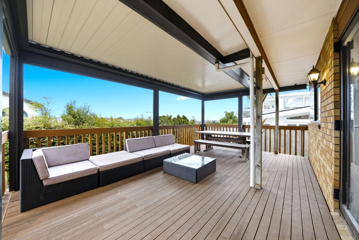 Westlake school zone, Brick and tile 4 beds + study room 2 baths house with double garage, 2/121 Forrest Hill Road, Forrest Hill, Auckland
