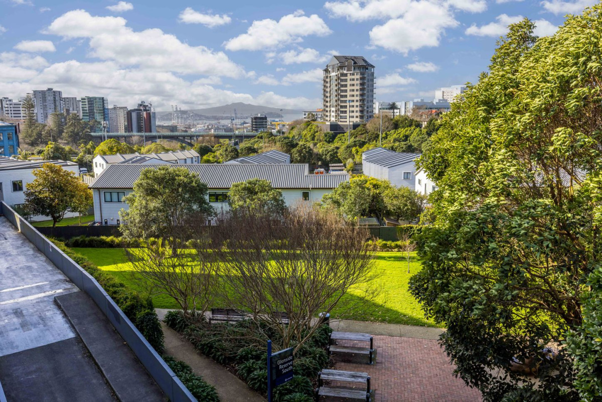 Triple Grammar school zone (AGS, AGGS, MAGS), 80m2 Freehold 2 beds 2 baths apartment with car park, 2M/160 Symonds Street, Grafton, Auckland