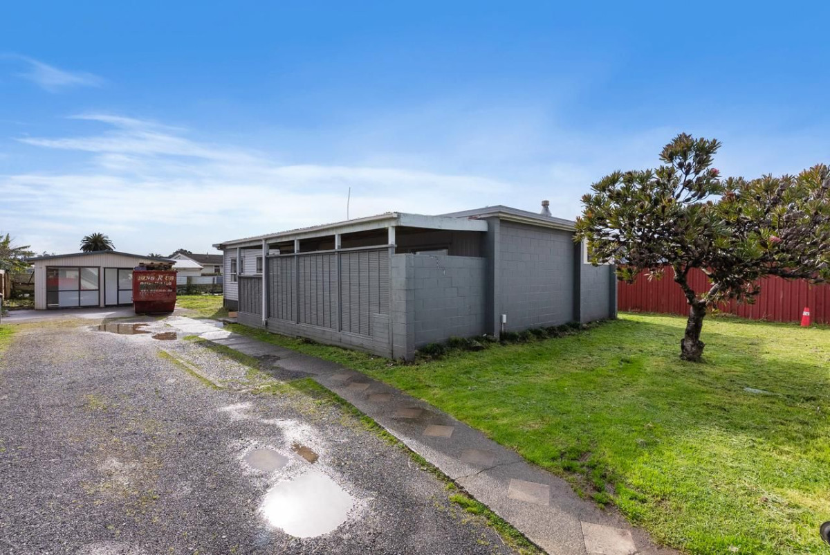 688m2 section, Renovated 3 beds 1 bath house, Double garage has been converted into two extra rooms, 32 Idlewild Avenue, Mangere, Auckland