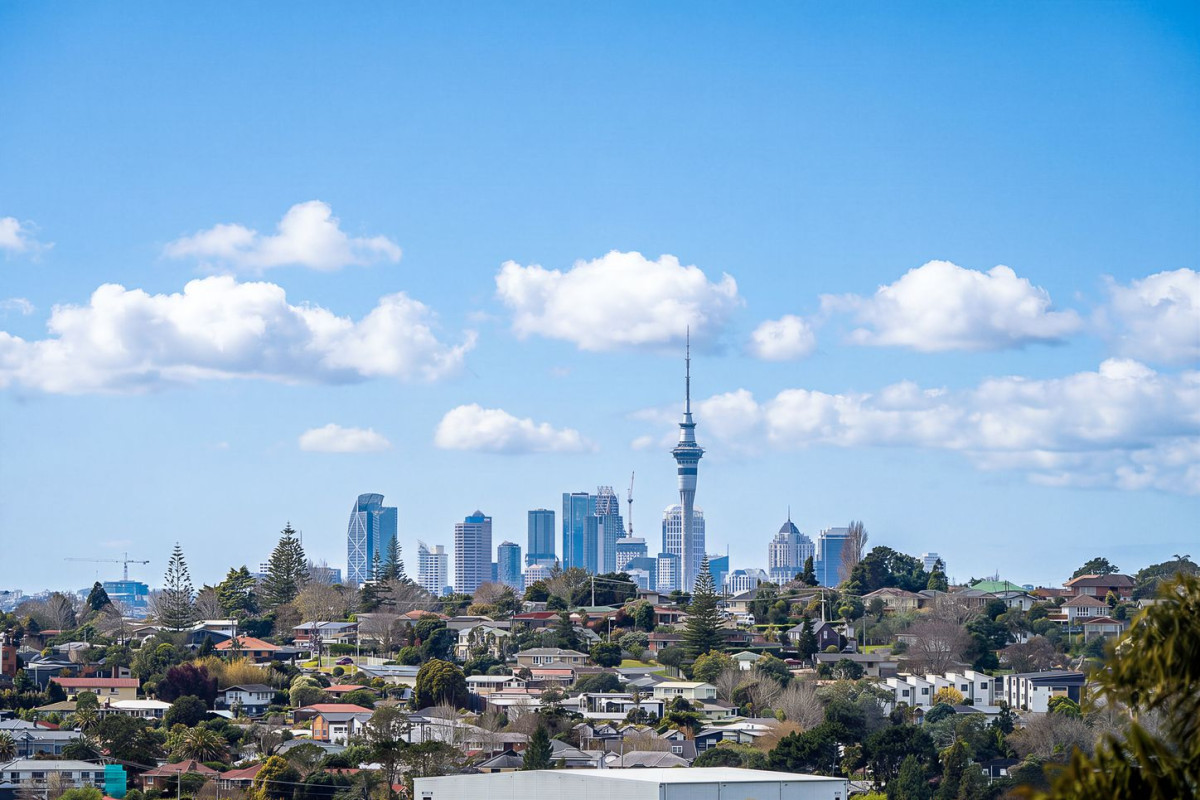 Owner (Builder) downsizing, 5 beds 4 baths house with double garage, 108 San Valentino Drive, Henderson, Auckland