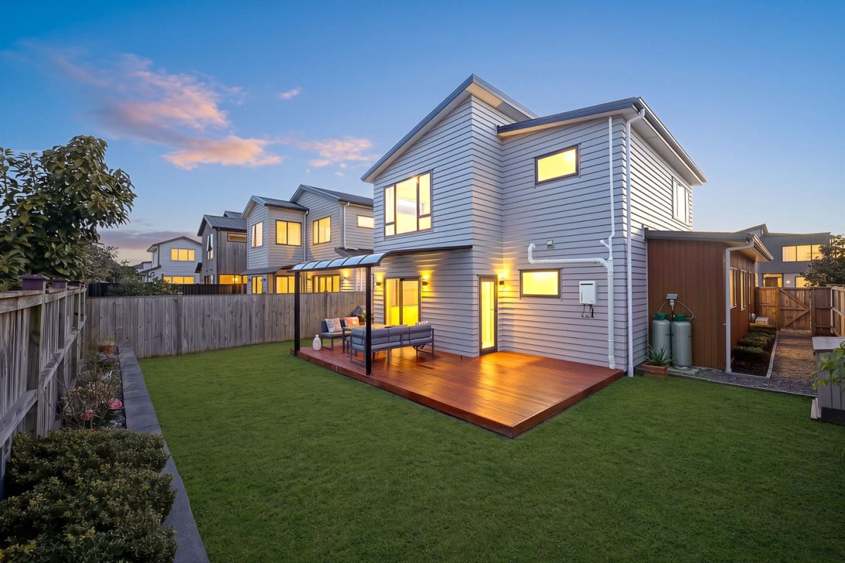 3 beds 3 baths house with garage, 17 Toanui Road, Hobsonville, Auckland