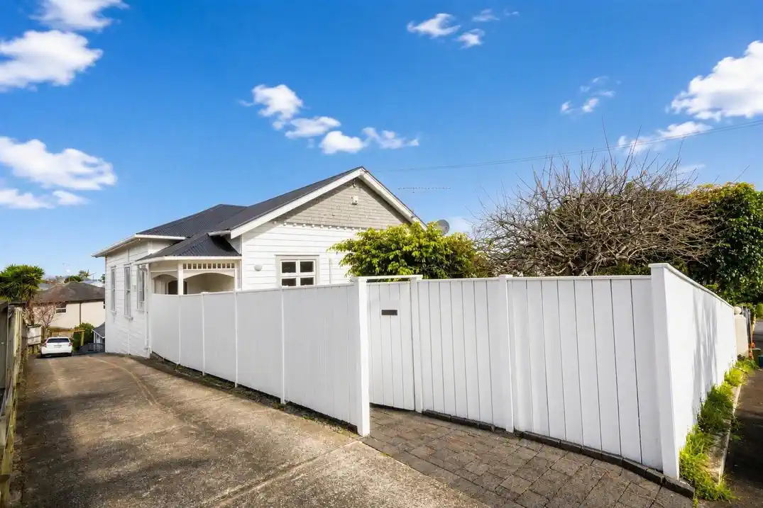 For rent, Double Grammar school zone (AGS & EGGS), Pet Friendly, 4 beds 2 baths house with 4 car parks, Available from 1st September, 46 Armadale Road, Remuera, Auckland