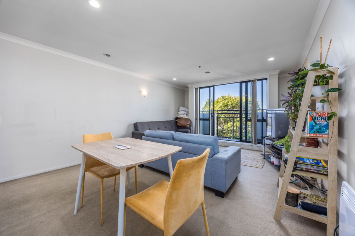 Triple Grammar school zone (AGS, AGGS, MAGS), 80m2 Freehold 2 beds 2 baths apartment with car park, 2M/160 Symonds Street, Grafton, Auckland