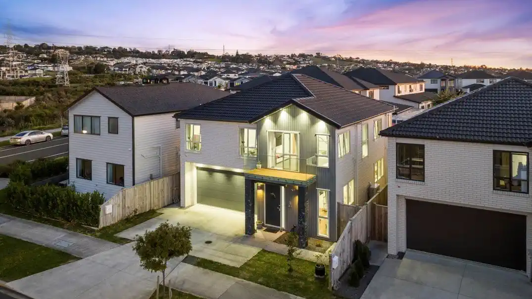For rent, Ormiston School Zone, 4 beds 3.5 bath house with double garage, Available from 24th August,  68 Castlebane Drive, Flat Bush, Auckland