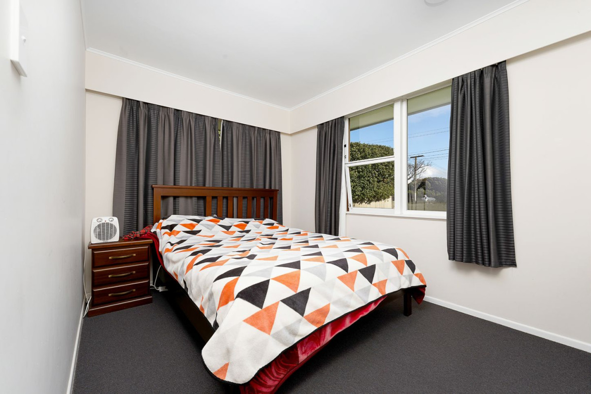 Brick and tile 3 beds 1 bath home with garage, 1/93 Symonds Street, Royal Oak, Auckland