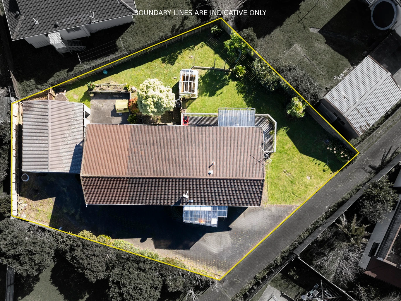 Must Sell, 856m2 section, 4 beds 2 baths house, a double basement garage and a separate double garage. 5 Rotoma Rise Clover Park, Auckland