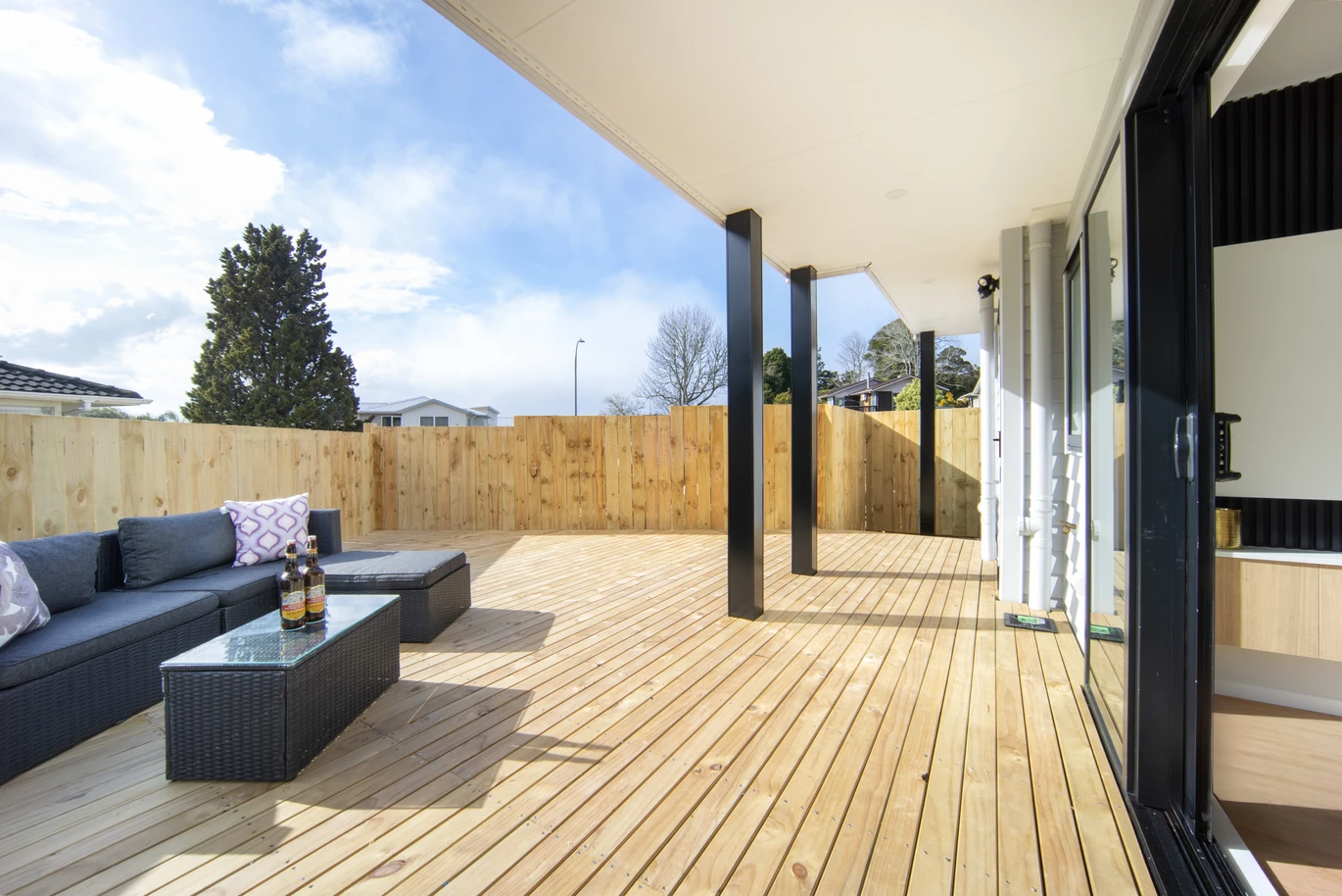 Brandnew standalone 3 beds 2.5 baths home with garage, 20C Castleford Street Green Bay, Auckland