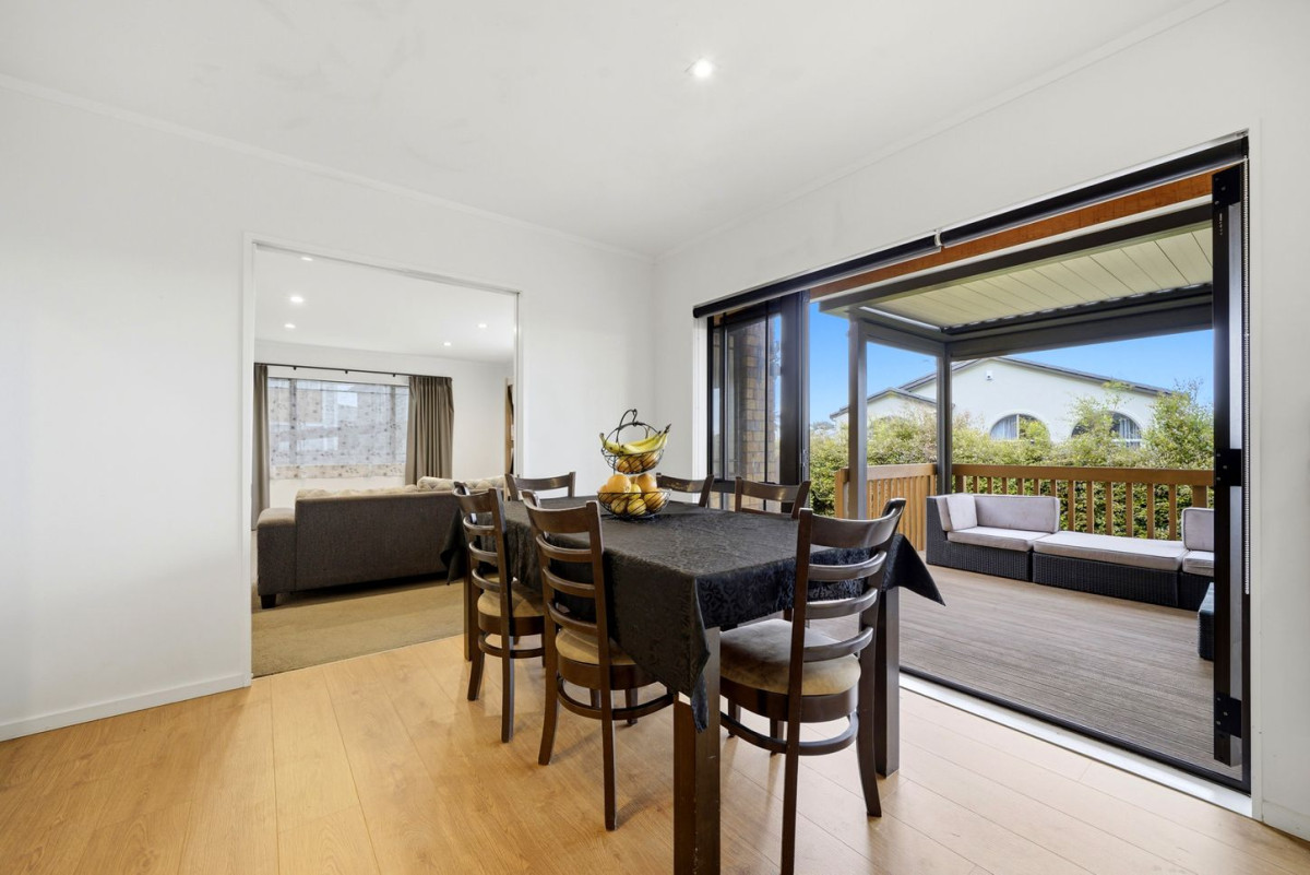 Westlake school zone, Brick and tile 4 beds + study room 2 baths house with double garage, 2/121 Forrest Hill Road, Forrest Hill, Auckland