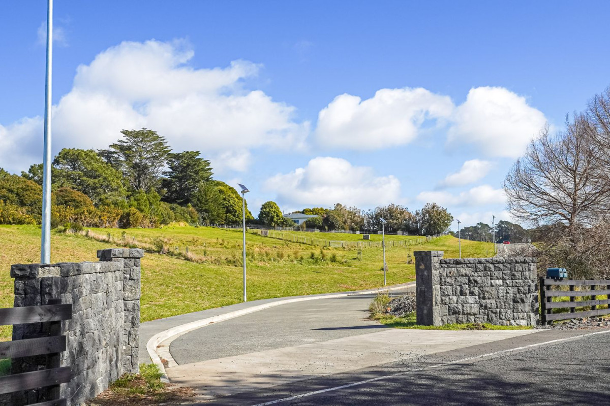 6824m2 Lifestyle section, 3 beds 1 bath house with 4 garage, 116 Chamberlain Road, Massey, Auckland