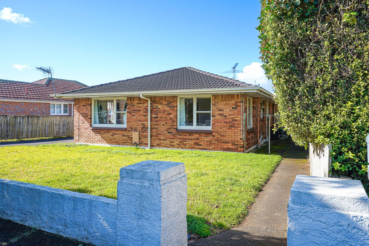 Brick and tile 3 beds 1 bath home with garage, 1/93 Symonds Street, Royal Oak, Auckland