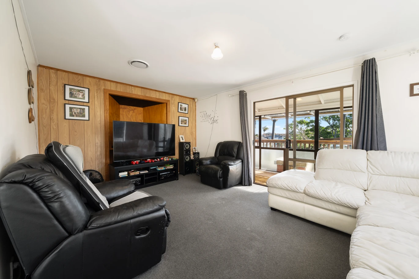 Must Sell, 856m2 section, 4 beds 2 baths house, a double basement garage and a separate double garage. 5 Rotoma Rise Clover Park, Auckland