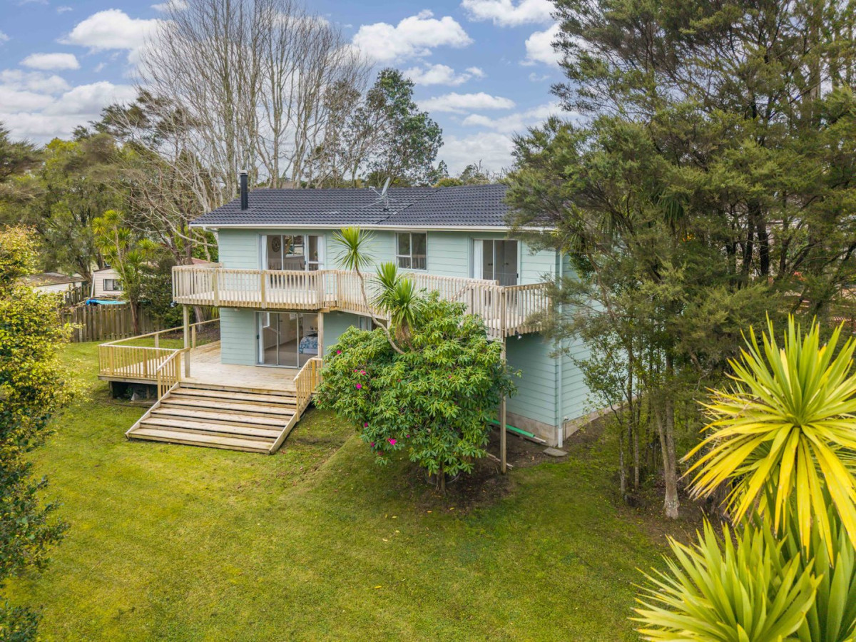 958m2 section, 4 beds + study 2 baths house with double garage, 37 Onedin Place, Titirangi, Auckland