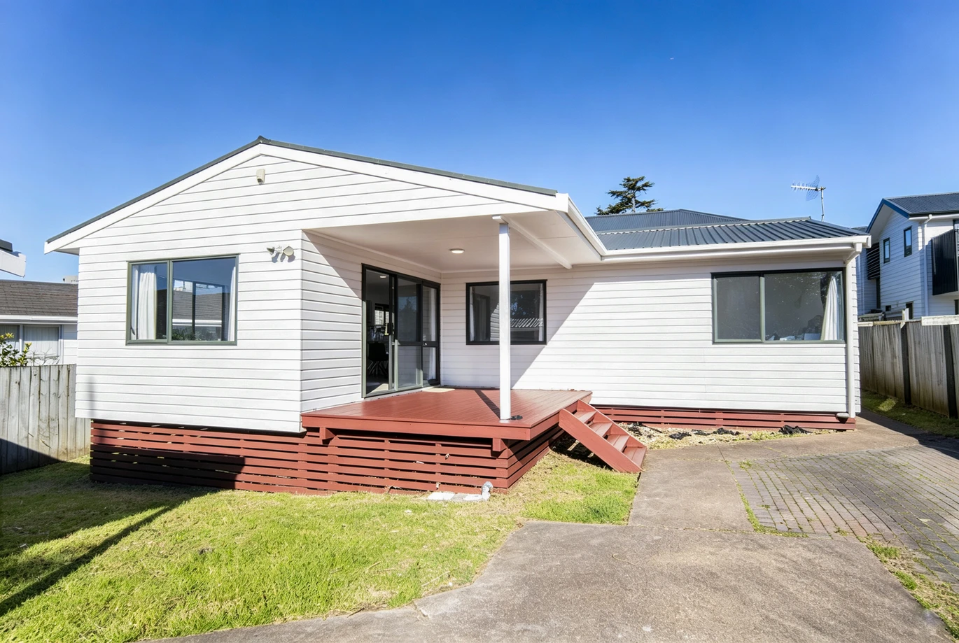 424m2 section, Renovated 3 beds 1 bath house with carport, 20A Glynnbrooke Street Te Atatu South, Auckland