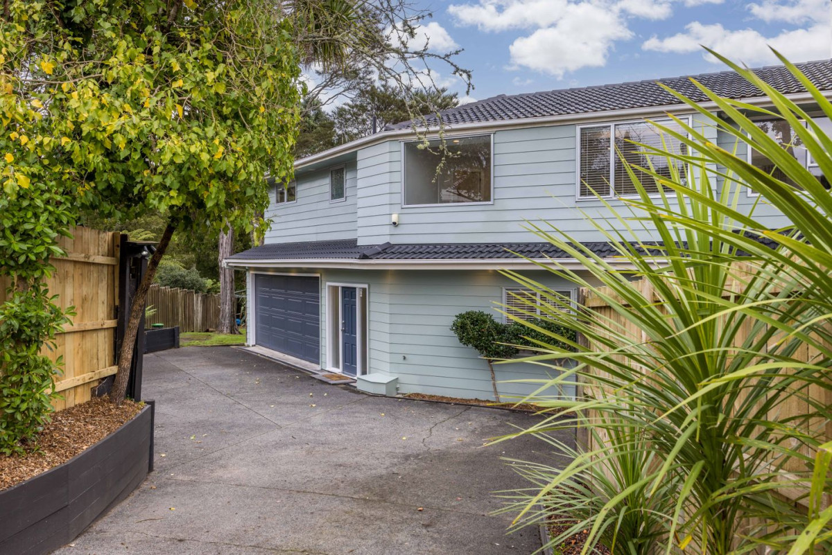 958m2 section, 4 beds + study 2 baths house with double garage, 37 Onedin Place, Titirangi, Auckland