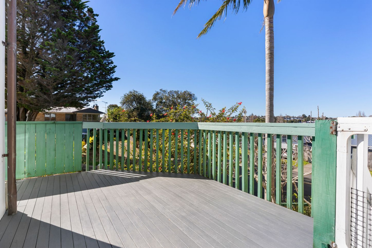 324m2 section, 145m2 Freehold 3 beds 1 bath home with double garage, 1A Eaglen Place, Howick, Auckland
