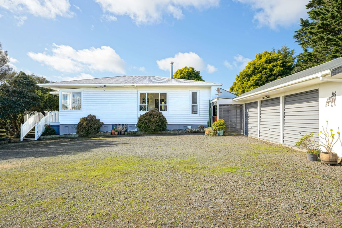 6824m2 Lifestyle section, 3 beds 1 bath house with 4 garage, 116 Chamberlain Road, Massey, Auckland