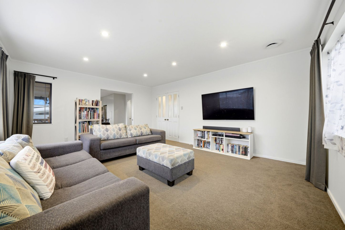 Westlake school zone, Brick and tile 4 beds + study room 2 baths house with double garage, 2/121 Forrest Hill Road, Forrest Hill, Auckland