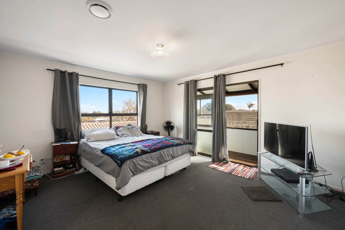 Must Sell, 856m2 section, 4 beds 2 baths house, a double basement garage and a separate double garage. 5 Rotoma Rise Clover Park, Auckland