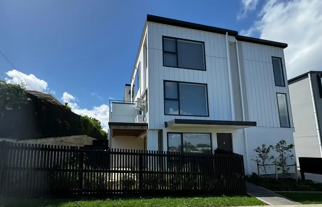 For rent, 3 beds 2 baths townhouse with garage, Available from 26th August, 1 Pukakaho Lane, Papatoetoe, Auckland