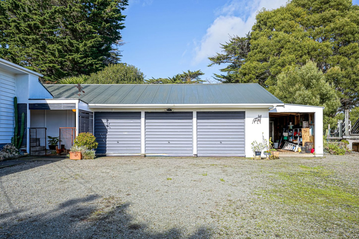 6824m2 Lifestyle section, 3 beds 1 bath house with 4 garage, 116 Chamberlain Road, Massey, Auckland