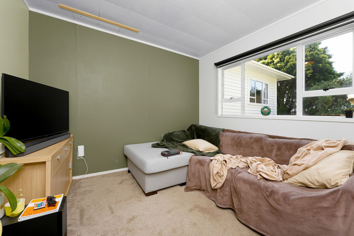 6824m2 Lifestyle section, 3 beds 1 bath house with 4 garage, 116 Chamberlain Road, Massey, Auckland