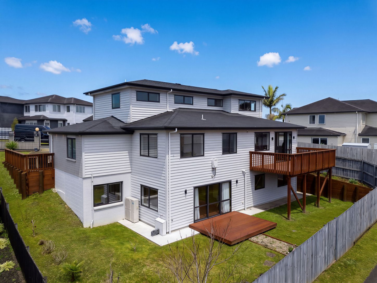 Owner (Builder) downsizing, 5 beds 4 baths house with double garage, 108 San Valentino Drive, Henderson, Auckland