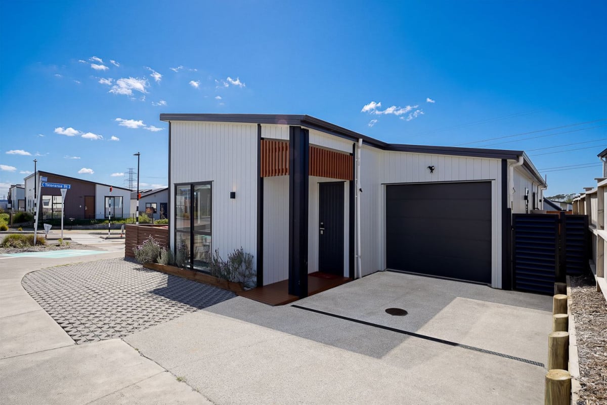 Overseas Move Complete – Your Opportunity Awaits, 4 beds 2 baths house with garage, 7 Taiororua Avenue, Massey, Auckland