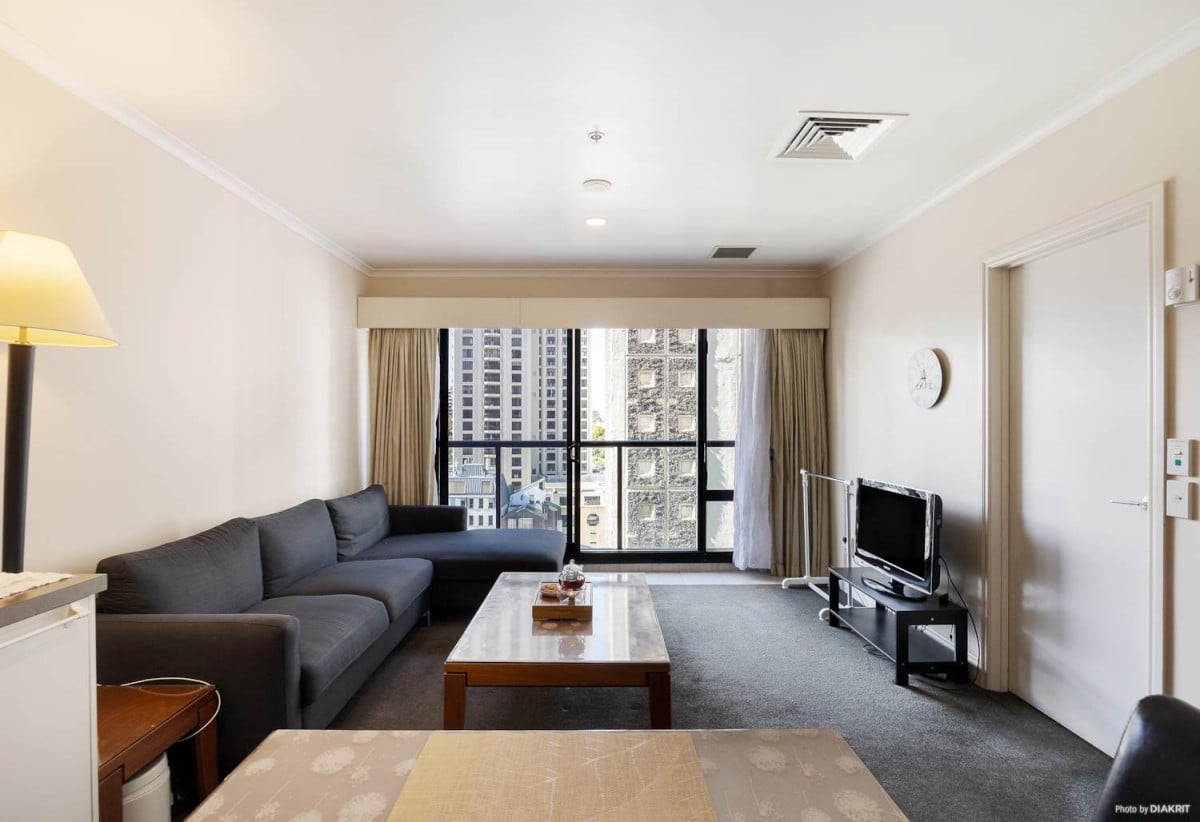 Vendor MUST SELL, Auckland Girls’ Grammar School zone, 48m2 Freehold 1 bed 1 bath apartment, Access to premium resident amenities including an indoor lap pool, gymnasium, and concierge service, 1611/171 Queen Street, City Centre, Auckland