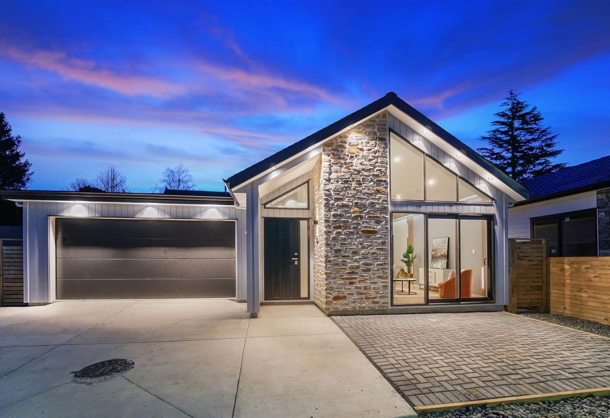 2 kitchens, Brandnew 5 beds 3 baths house with double garage and 1 bed granny, 0.8 km to Opaheke School, 175 Otuwairoa Esplanade, Opaheke, Auckland