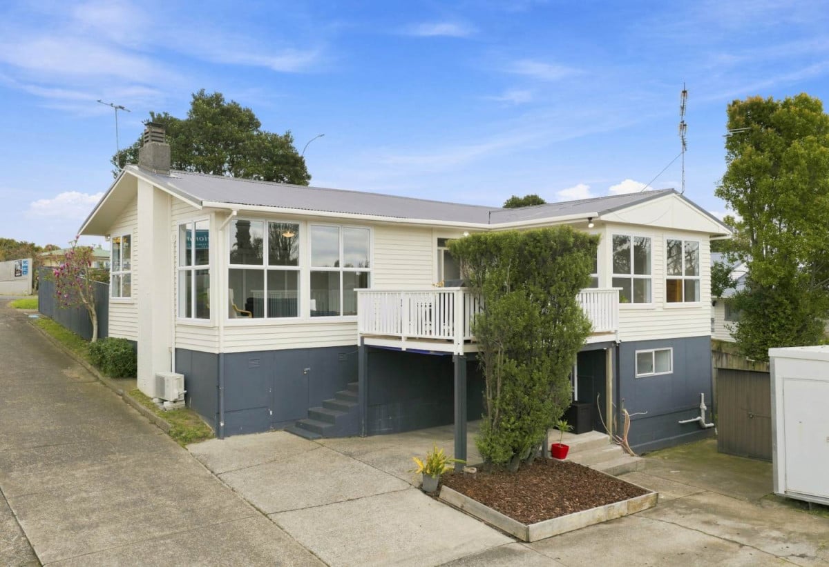 4 beds 2 baths house with carport, with Owairoa Primary School, Howick Intermediate and Howick College all within walking distance. 1/45 Union Road, Howick, Auckland