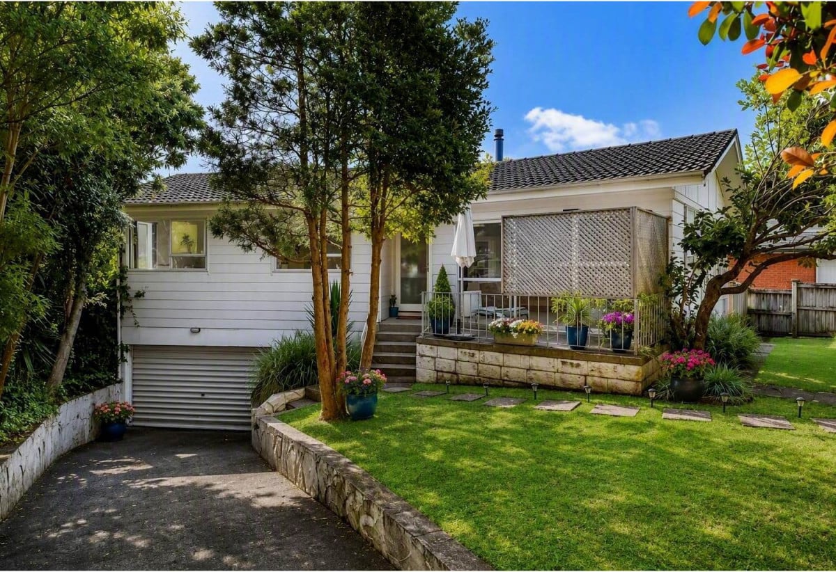 For rent, 3 beds 1 bath house with garage, available 6th October, 30 Mirrabooka Avenue, Botany Downs, Auckland