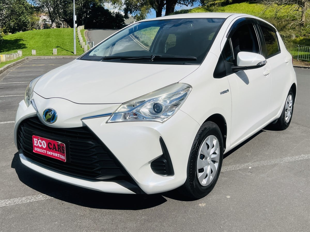 2017 Toyota Vitz YARIS HYBRID LOW KM Hatchback Automatic, 1,496 cc, 65,308 km