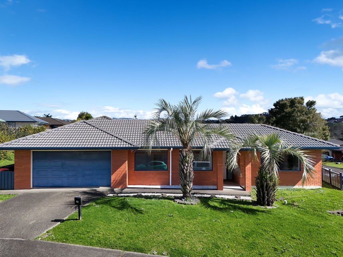 Owners relocating overseas, 627m2 section, Brick and tile 4 bed + Large study room 2 baths house with double garage, 10 Chelmsley Avenue, Henderson, Auckland